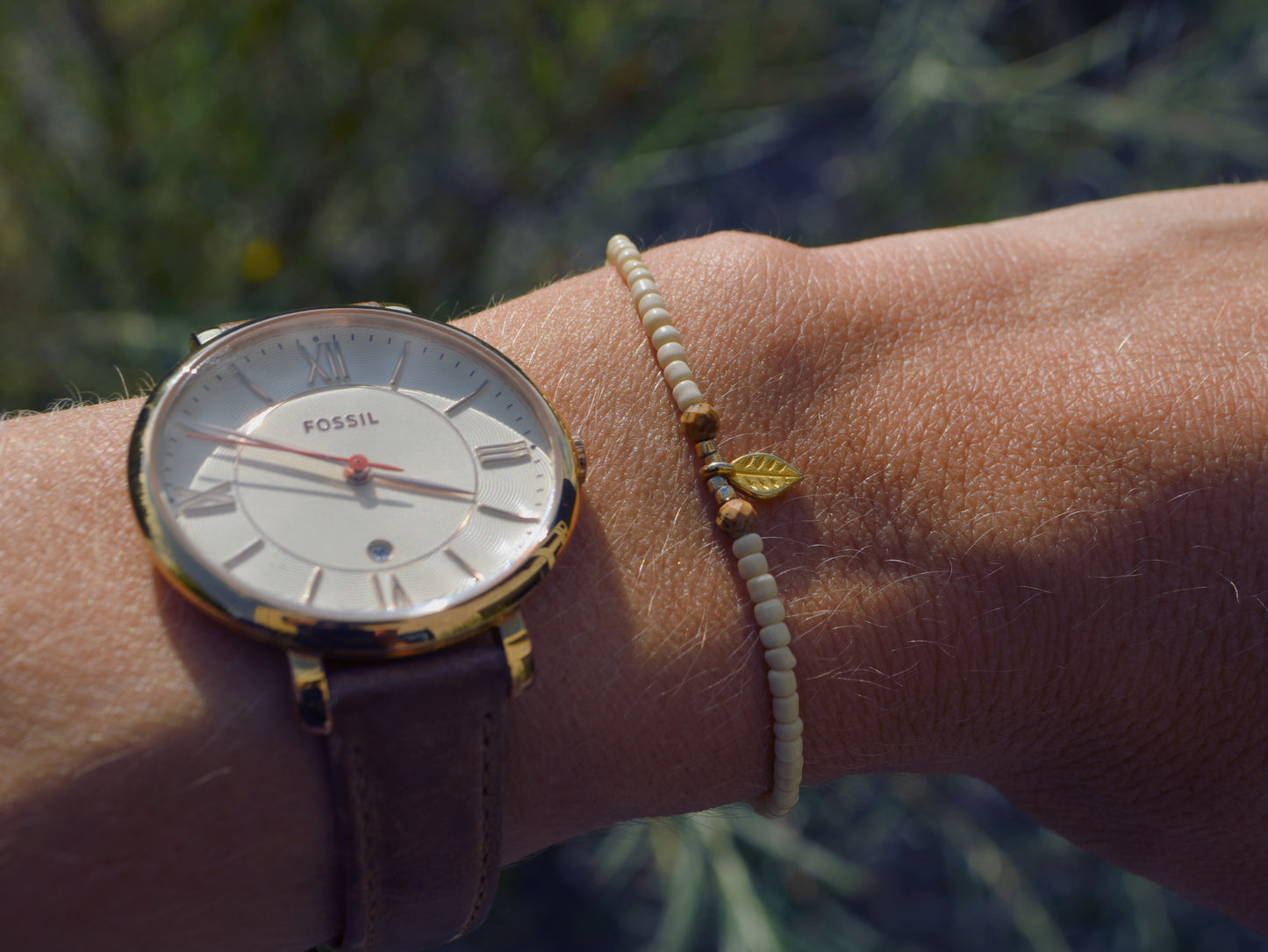 Beige mit Feder