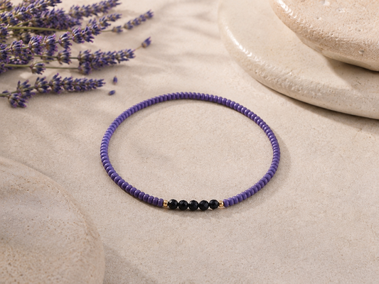 Violette mit schwarzen Steinen